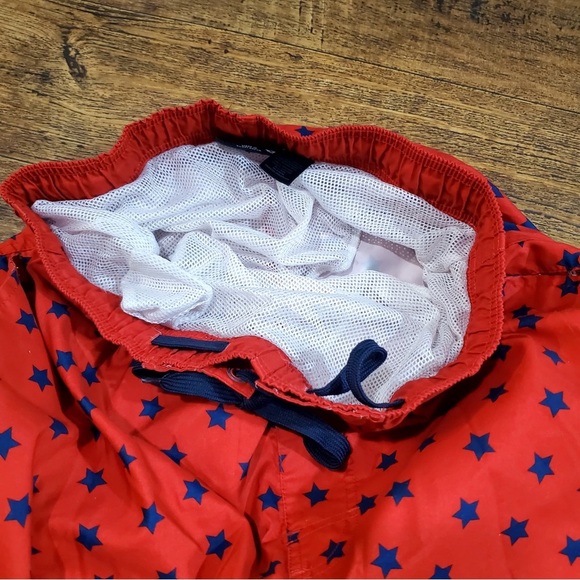 Red Star-Patterned Men's Shorts - Picture 10 of 10